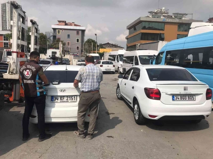 Pendik’te trafikte drift atıp aracını arkadaşının üzerine süren magandaya ceza yağdı
