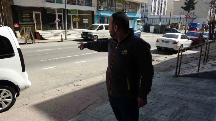 Pendik’te yolun karşısına geçen kadına motosikletin çarptığı anlar kamerada
