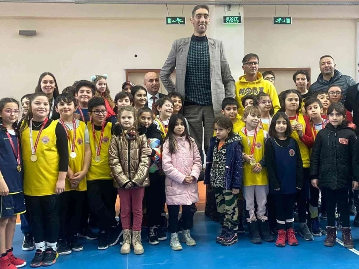 Peribacalarına gelen ’dünyanın en uzun insanı’ Sultan Kösen: &quot;Burada benden daha uzunu var&quot;
