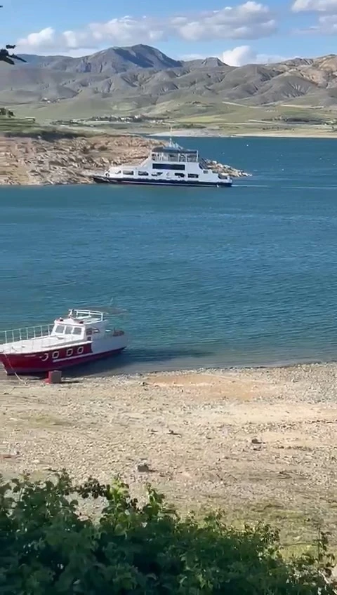 Pertek’te fırtına feribotu sürükledi
