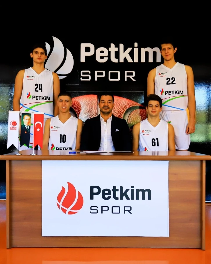 Petkimspor’da 4 genç profesyonel oldu

