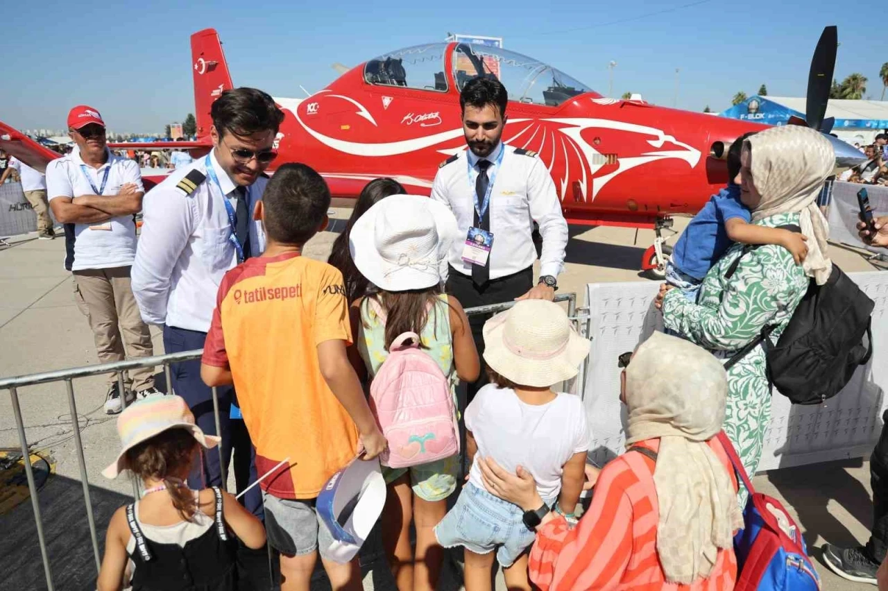 Pilotaj öğrencileri TEKNOFEST’te çocuklara uçakları tanıttı
