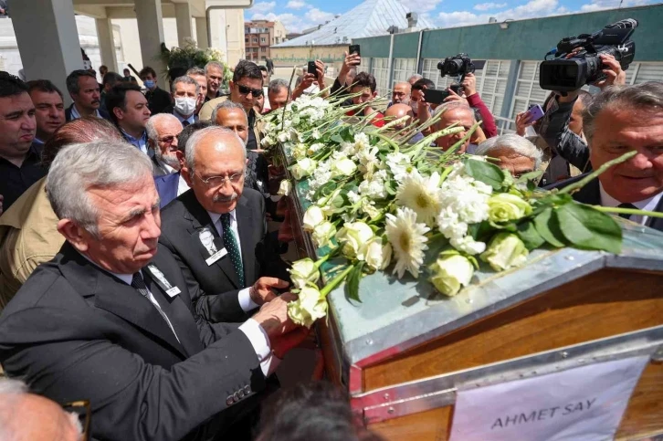 Piyanist Fazıl Say’ın babası Ahmet Say, dualarla son yolculuğuna uğurlandı
