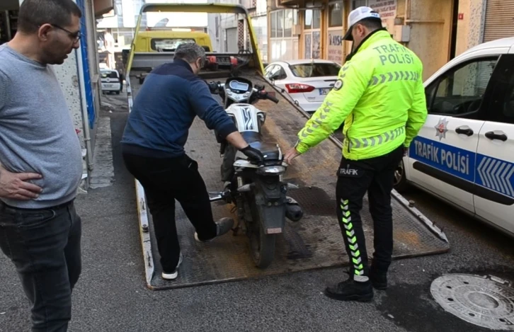 Plakasız motosikleti yürütürken yakalanan şahsın 4 ayrı aranması çıktı
