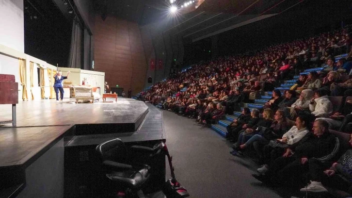 “Plastik Aşklar” Başakşehir’de sahnelendi
