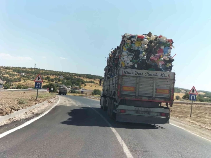 Plastik hurda taşıyan kamyon trafiği tehlikeye soktu
