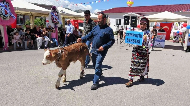 Podyuma çıkan buzağılar isimleriyle dikkat çekti
