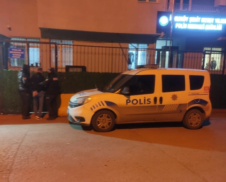 Polis 12 yıl 11 ay hapis cezası bulunan şahsı kurye kılığına girerek yakaladı
