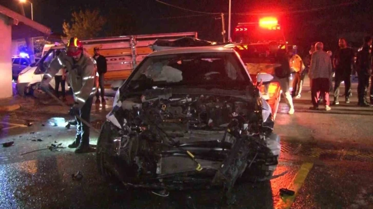 Polis aracı ile kamyonet kafa kafaya çarpıştı, 1 polis memuru yaralandı
