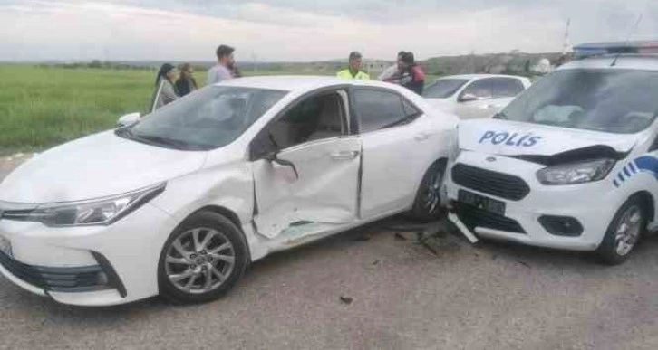 Polis aracıyla otomobil çarpıştı