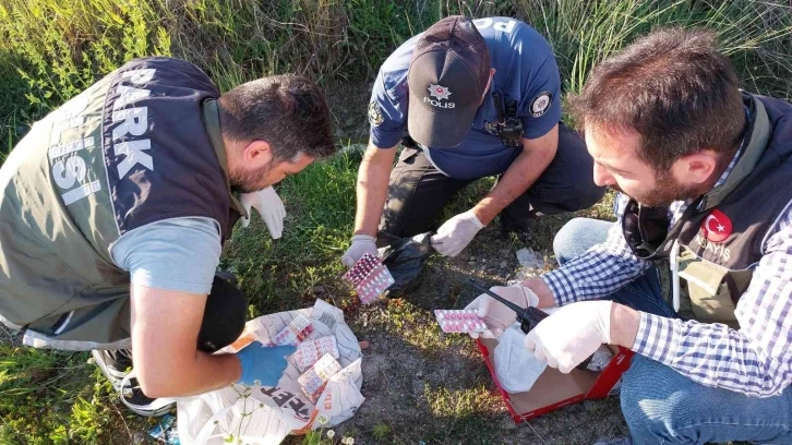 Polis araçtan atılan uyuşturucu hapları böyle buldu
