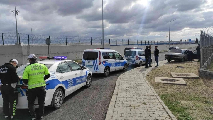 Polis denetiminden kaçarken kaza yapan araçtaki uyuşturucular yola saçıldı
