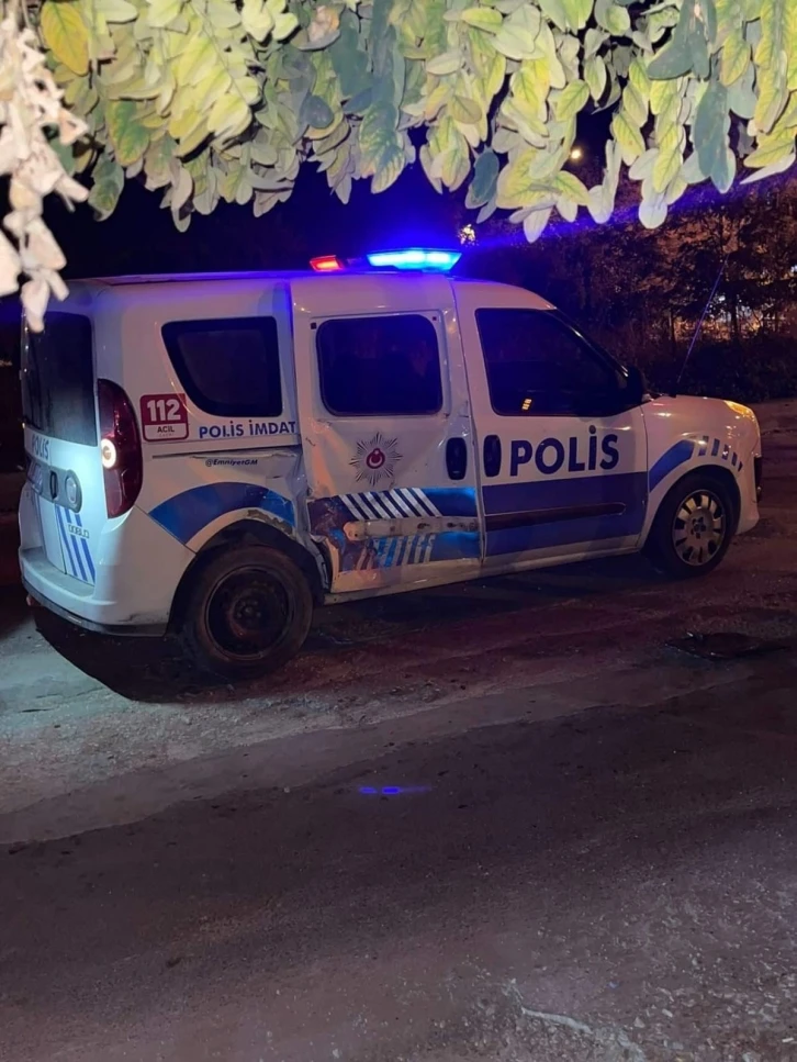 Polis ekip aracı ile otomobil çarpıştı: 3 yaralı
