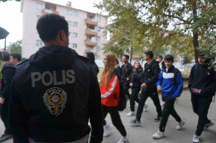 Polis ekipleri okul çevrelerindeki denetimlerini arttırdı
