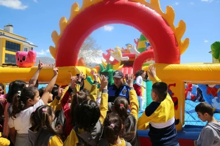 Polis ekiplerince kurulan balon parkta minik öğrenciler eğlenceye doyuyor
