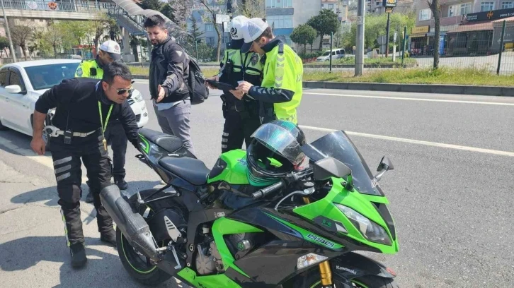 Polis ekiplerinden bayramda motosiklet uygulaması
