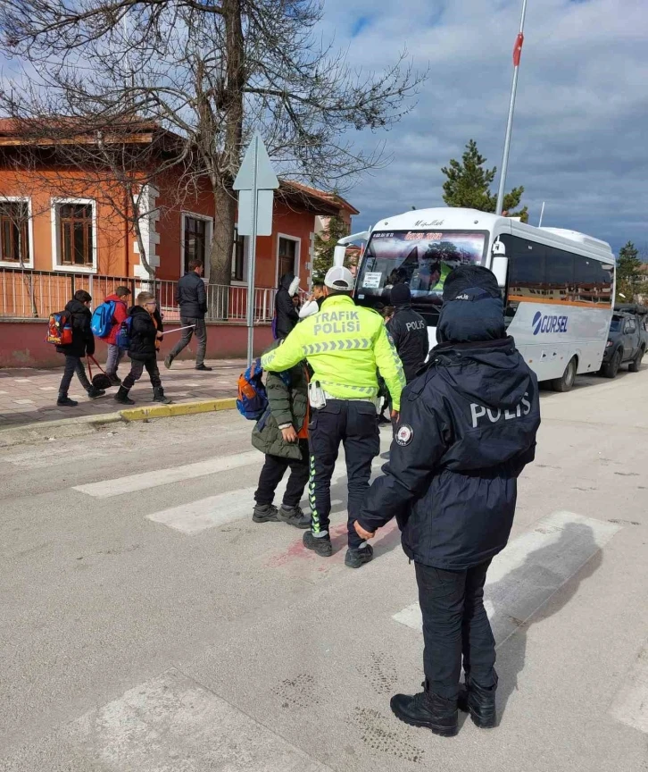 Polis ekiplerinden okul çevrelerinde denetim
