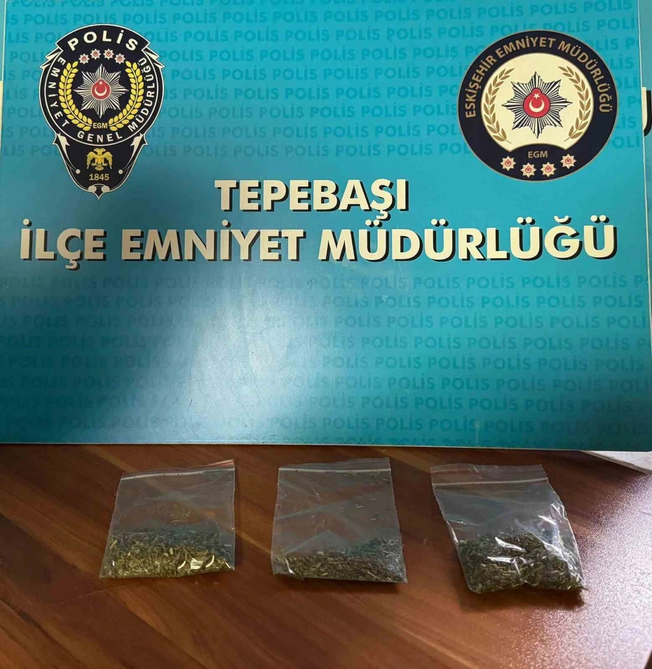 Polis ekiplerinin çalışmalarında uyuşturucu madde ve silah ele geçirildi
