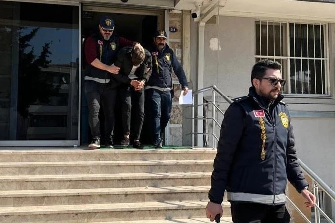 Polis görünümlü dolandırıcı suçüstü yakalandı
