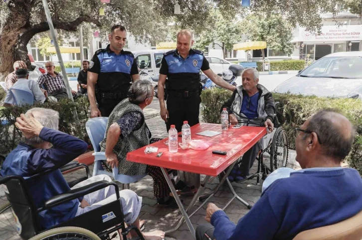 Polis huzurevindeki “babaları” unutmadı
