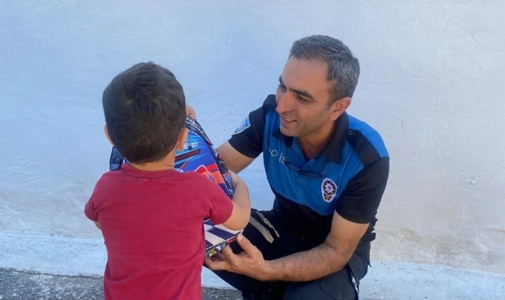 Polis ihtiyaç sahibi öğrencileri unutmadı
