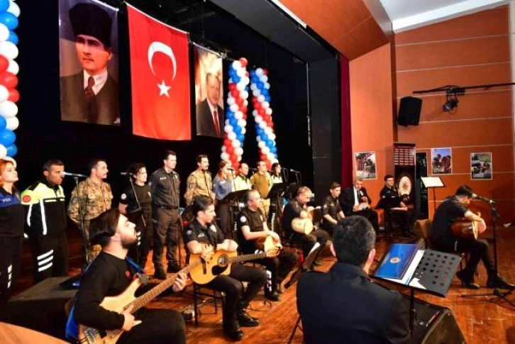 Polis korosu bu kez protokole konser verdi