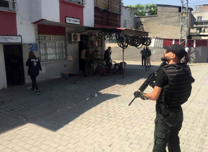 Polis narkotik operasyonunda ağız içinde bile uyuşturucu aradı
