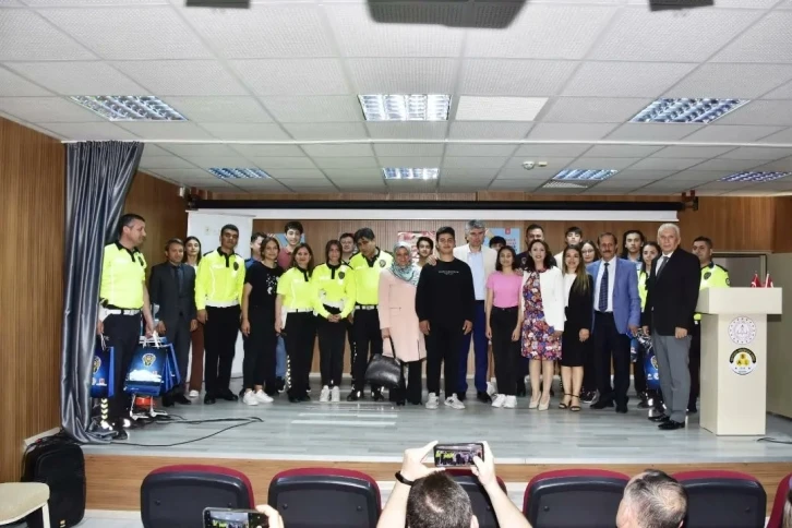 Polis, öğrencilere trafik kurallarını tiyatroyla öğretti
