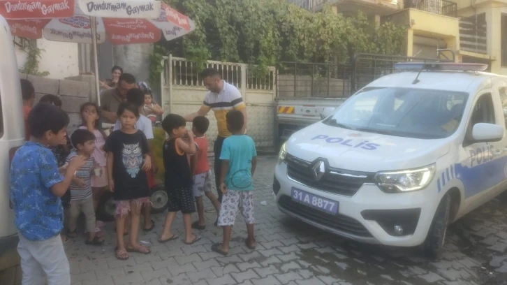 Polis operasyonda çocuklar korkmasın diye dondurma dağıttı
