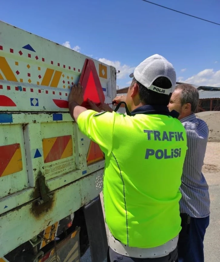 Polis, traktör sürücülerini bilgilendirip römorklara reflektör taktı
