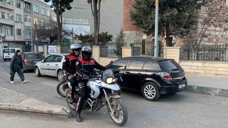 Polis uygulamasından kaçmaya çalışan araçtan silah çıktı
