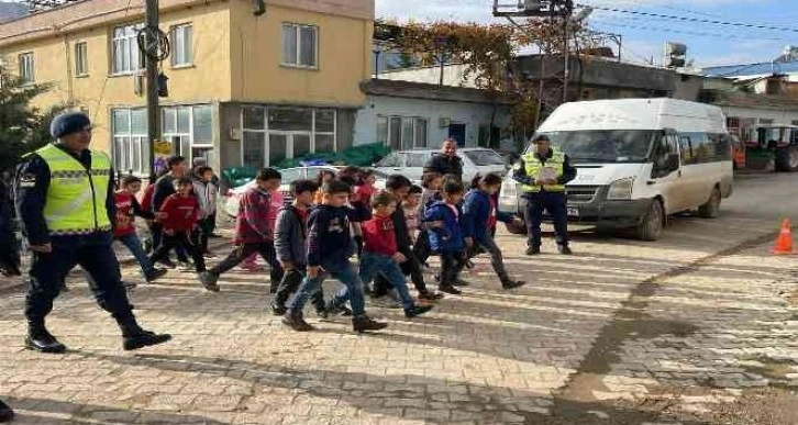 Polis ve jandarmadan çocuklara trafik eğitimi