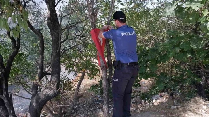 Polis yangında Türk bayrağını alevlere teslim etmedi
