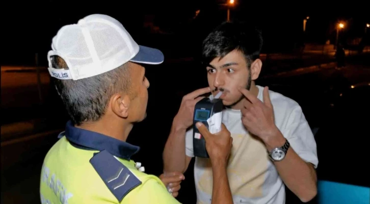 Polisin alkollü sürücü ile imtihanı: Alkolmetreyi üflemek istemedi, cezayı duyunca ikna oldu
