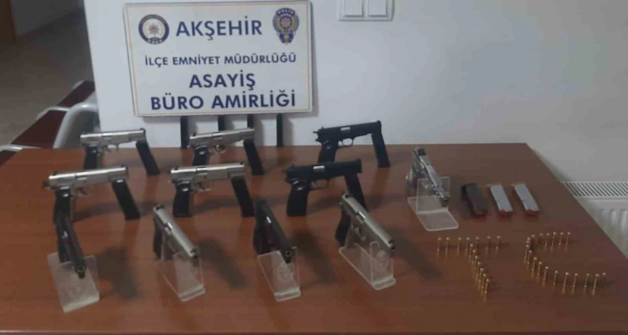 Polisin durduğu araçta 11 adet tabanca çıktı
