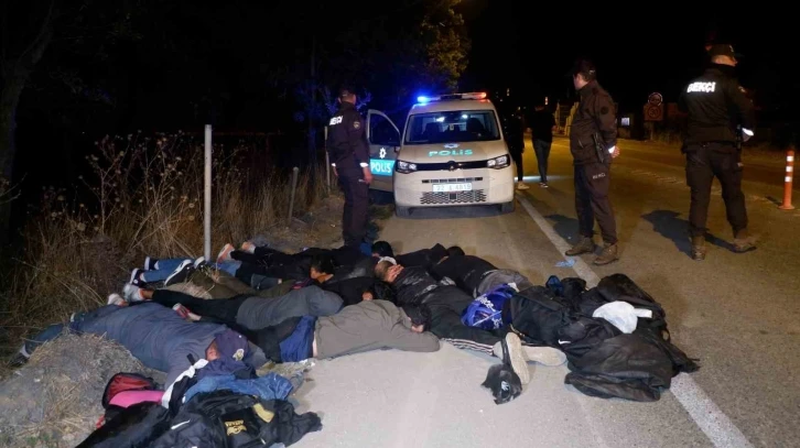 Polisin "dur" ihtarına uymayan göçmen kaçakçıları kaza yaptı, 9 göçmen yakalandı
