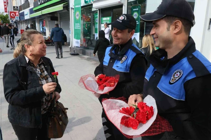 Polisler hem çiçek dağıttı hem de KADES’i hatırlattı
