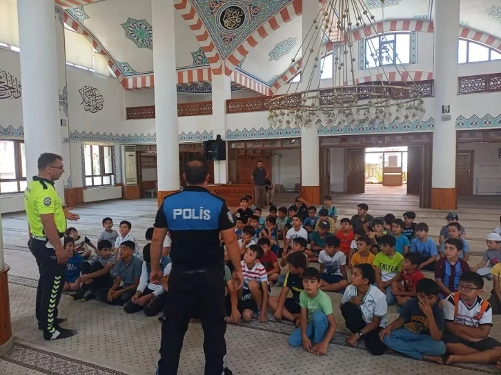 Polisler Kur’an kursunda eğitim gören çocuklara bilgilendirmede bulundu
