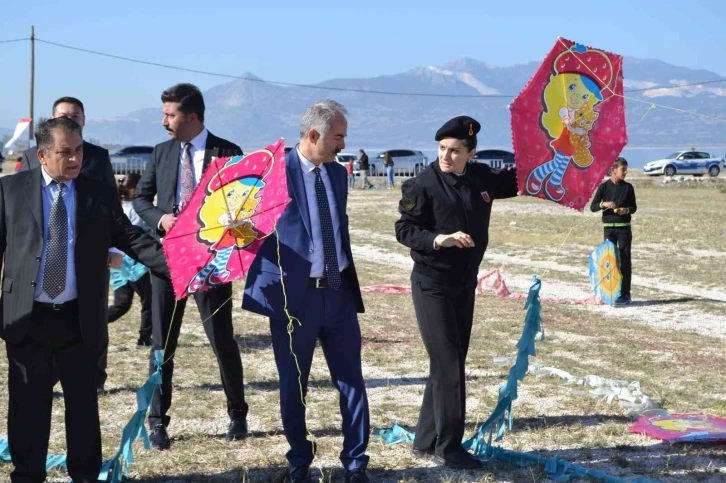 Polisler ve çocuklar el ele uçurtma uçurarak doyasıya eğlendi
