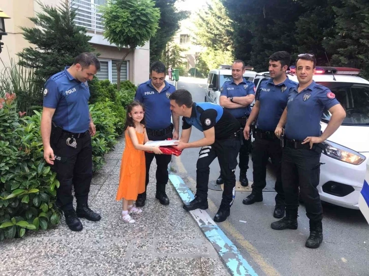 Polislerden şehit kızına “karne sürprizi”
