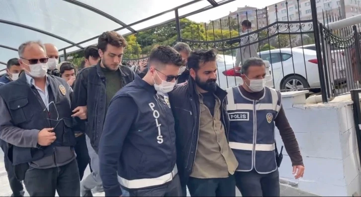 Polislerin yaralandığı eylemde gözaltına alınan 4 öğrenci adliyeye sevk edildi
