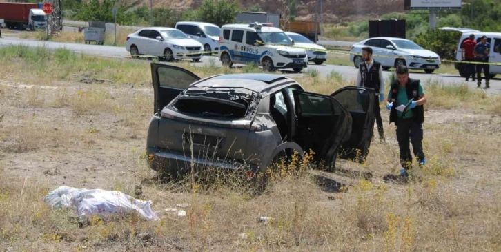 Polisten kaçan uyuşturucu tacirlerinin aracı takla attı, 25 milyon TL değerinde uyuşturucu madde ele geçirildi
