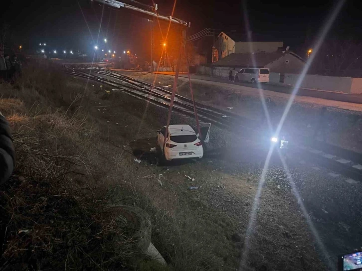 Polisten kaçarken demiryoluna uçtular: Otomobildeki 2 kişiye gözaltı
