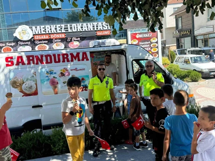 Polisten öğrencilere trafik eğitimi
