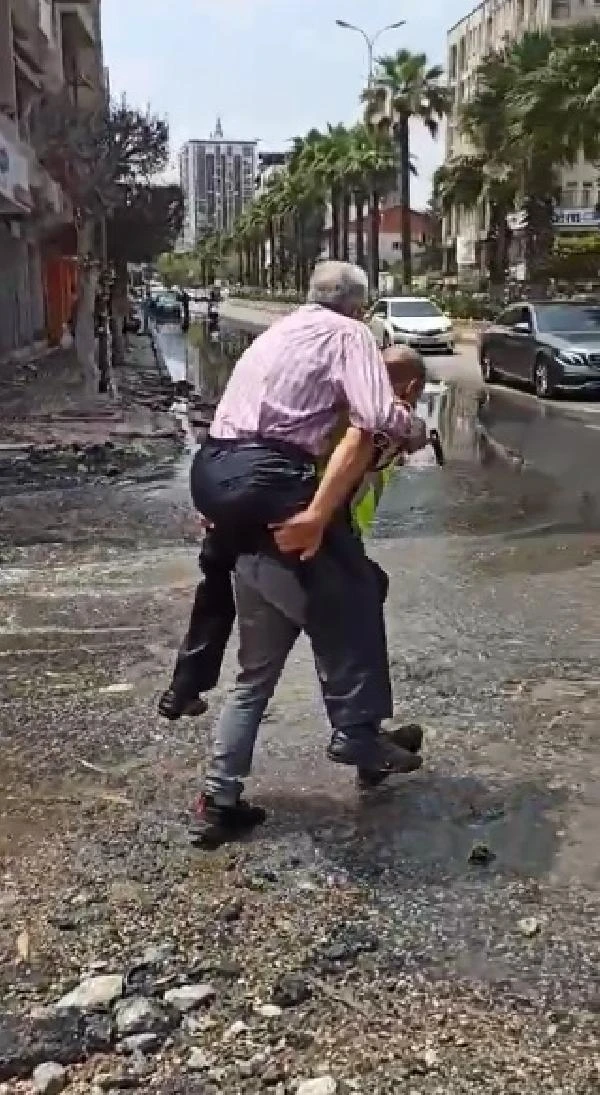 Polisten örnek davranış; depremzedeyi su basan caddeden sırtında taşıyarak geçirdi