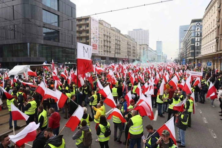 Polonyalı çiftçiler AB’nin tarım politikalarını ve Ukrayna’dan yapılan ithalatı protesto etti
