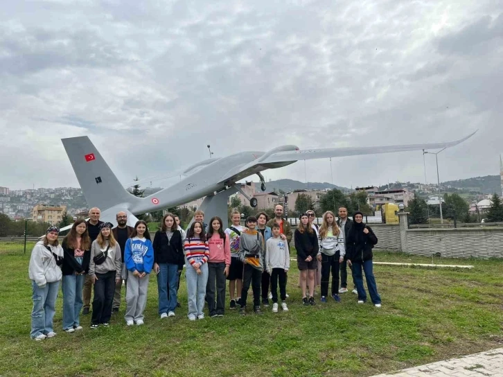 Polonyalı öğrencilerden ‘Akıncı TİHA’ pozu
