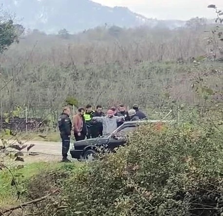 Pompalı tüfekle eve saldırı düzenlemişti: Polise yakalanınca tüfeği kafasına dayadı
