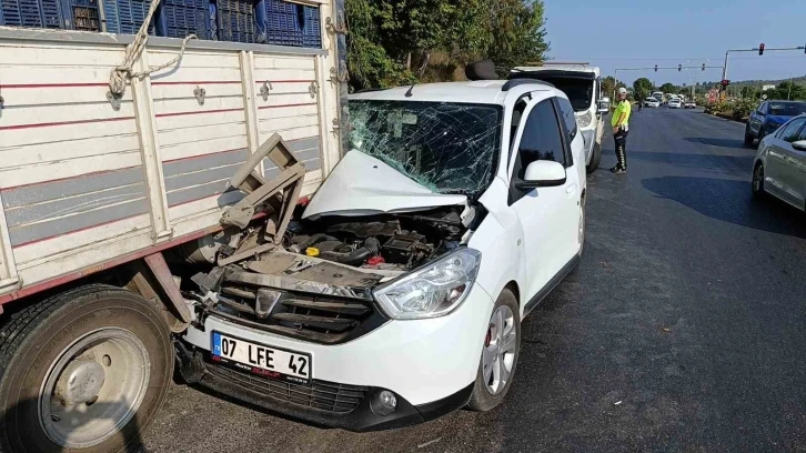 Portakal yüklü kamyona ‘ok’ gibi saplanan araç güçlükle bulunduğu yerden çıkarıldı
