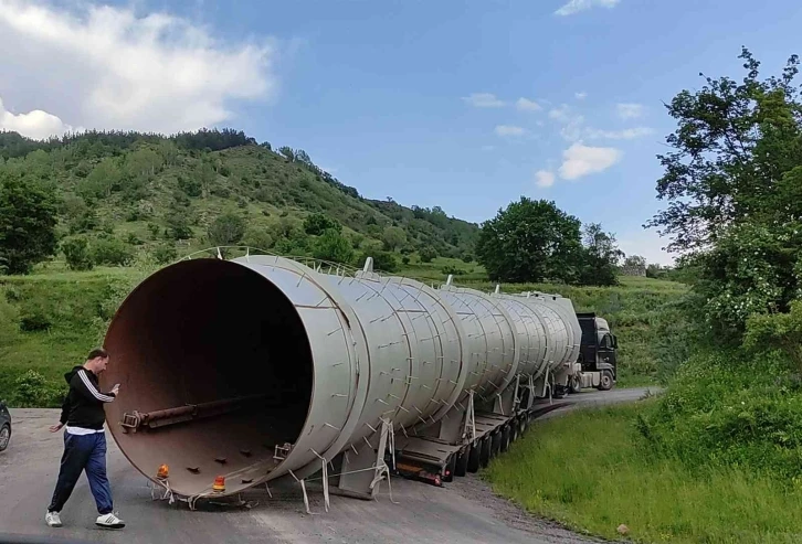 Posof’ta virajı dönemeyen tır trafiği felç etti
